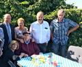 Bild: mef
Josef Lindner (sitzend) feiert im Garten von Schwiegertochter Johanna Lindner den 100. Geburtstag. Es gratuliert nicht nur die weitere Familie mit Tochter Evi Driessen (kniend) und Freia Bachmayer (Dritte von rechts), sondern auch jede Menge örtliche Prominenz.