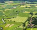 Bild: Josef Merkl/exb
Diese Luftaufnahme von Josef Merkl zeigt die Schwarzach, eingebettet zwischen Dörfern, Wäldern, Wiesen und Feldern, ab dem Ortsrand von Altfalter (links Mitte) in Richtung Pretzabruck (rechts oben).