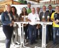Bild: Hirsch
Veranstalter, Schirmherren und Sponsoren werben für die Teilnahme am dritten Seenland-Triathlon am 8. September am Steinberger See.