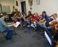 Bild: kwl
Elanvoll musiziert das Gitarren-Ensemble unter Robert Hösl beim Schülervorspiel der Musikschule.