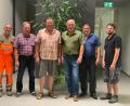 Bild: bk
Roland Geyer, Hans-Georg Schönig, Bürgermeister Ludwig Biller, Geschäftsleiter Claus Hellbach, Florian Rundag (von links) wünschen Alfons Wolfram (Dritter von links) einen schönen Ruhestand.