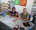 Bild: bk
Die Ferienzeit wird gut angenommen: 94 Ausleihungen in einer Stunde sprechen dafür, stellen (von links) Tanja Wagner und Christa Nickl zum Beispiel am Mittwoch fest. Ab Oktober werden auch E-Book-Leser mit Lesestoff bedient.