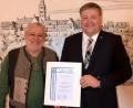 Bild: bö
Beim Markt Kastl wurde in den vergangenen Tagen Engelbert Ludwig Weidel (links) zum Inklusionsbeauftragten bestellt. Die Ernennungsurkunde überreichte ihm Bürgermeister Stefan Braun.