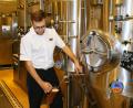 Bild: Markus Eismann
Bei Partys werden an Bord bis zu 500 Liter Bier getrunken, erzählt Schiffsbraumeister Markus Eismann. Um den Durst der Passagiere zu stillen, setzt der gebürtige Neustädter zwei bis vier Sude pro Woche an. Hier sieht man Eismann bei der Verkostung in der Schiffsbrauerei auf Deck 10.