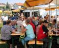 Bild: prh
Gelungene Premiere: Viele Senioren kommen bei herrlichem Wetter zum 1-Euro-Fest der Siedler in den Garten des AWO-Heims. Sie genießen Kuchen, Brotaufstriche und Grillsachen.