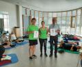 Bild: Kurmittelhaus Sibyllenbad/exb
Stolz auf die Auszeichnung, zu den zehn besten Partnern bei Gesundheitsprävention in Deutschland zu gehören, zeigen sich der Leiter des Kundenbereiches Medizin, Physiotherapeut Horst Scholz (links), Physiotherapeutin Corinna Leiß und Sibyllenbadleiter Gerhard Geiger, die allen Gästen und Partnern für diese Wertung danken.