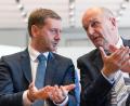 Bild: Robert Michael/dpa
Verschiedene Parteien, aber einen gemeinsamen Gegner: Michael Kretschmer (CDU, links), Ministerpräsident von Sachsen, und Dietmar Woidke (SPD), Ministerpräsident von Brandenburg,