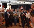 Bild: bnr
Schirmherr Hubert Obendorfer (Mitte, mit Lederhose) und die geladenen Ehrengäste freuen sich mit den Verantwortlichen der Feuerwehr Fuhrn auf ein gutes Gelingen des Jubelfestes. Die feschen Festdamen aus Fuhrn (links) und die Mädels vom Patenverein Kemnath (rechts) sorgten gleich von Beginn an für Stimmung.