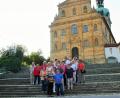 Bild: Marianne Scheffler/exb
Rund 60 Teilnehmer waren beim Ausflug der AWO nach Amberg dabei. Im Bild einige Teilnehmer vor der Wallfahrtskirche "Maria Hilf".
