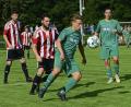Bild: ham
Daniel Augustin (Zweiter von rechts) und sein Teamkollege vom FC OVI-Teunz, Manuel Löffelmann (rechts) hatten gegen die Rötzer Abwehr oft einen schweren Stand.