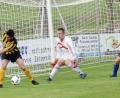 Bild: heh
Tim Roth (rechts) und Torwart Lukas Steininger (Mitte/SpVgg SV Weiden II) wollen den Kulmainer vom eigenen Kasten fern halten. Die Partie endete noch 4:3 für die Landesliga-Reserve, nachdem Kulmain schon mit 3:0 geführt hatte.