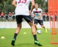 Bild: dpa/Daniel Karmann
Ondrej Petrak spielt im Training den Ball. Auch er kommt nach Waidhaus.