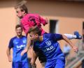 Bild: Schrems
Der FC Tirschenreuth zog gegen Bavaria Waischenfeld unglücklich mit 1:2 den Kürzeren. Das Bild zeigt Lukas Schön im Kopfballduell mit Gästespieler Aaron Beyer (rechts).