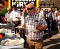 Bild: zer
Nach dem Kirchweih-Gottesdienst in Enzenrieth am Außenaltar der St.-Georg-Kirche nutzen die Besucher das schöne Sommerwetter und setzen sich an die Biertische. Eine große Schlange bildet sich gleich bei der Ausgabe zum zweiten Frühstück mit einem Weißwurstessen.