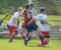 Bild: ref
Patrick Hiltl (Mitte) vom FC Edelsfeld setzte sich gegen die Abwehr des FSV Gärbershof durch, erzielte das 0:1 und machte den wichtigen Ausgleich zum 2:2 noch vor der Pause.