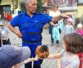 Bild: mng
„Bauer Fritz“ weiß, wie man Kinder begeistert. Das zeigt sich abermals, als 33 Kinder und 16 Erwachsene aus Pressath auf dem Müllnerhof zu Gast sind.