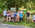 Bild: Hans Vogl/exb
Das Gruppenbild entstand am Hinweisschild in Korytany (Rindl), das an die ehemalige Ortschaft, wenige Kilometer von Schwarzach erinnert.