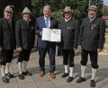 Bild: Christine Hollederer
Landrat Richard Reisinger (Mitte) ernennt den bisherigen Vorsitzenden der Kurfürstlichen Böllerschützen, Günther Strobl (Zweiter von rechts) zum Ehrenvorsitzenden. Reinhard Maag (rechts) trat Strobls Nachfolge an. Mit im Bild (von links) Schriftführer Wolfgang Moll und stellvertretender Vorsitzender Fritz Seegerer.