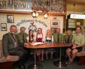Bild: fvo
Eintrag in das Goldene Buch der Gemeinde Georgenberg: Von links
Bürgermeister Johann Maurer, Schützenmeister und Betreuer Anton Hirnet, Nina Heinle-Giersemehl, Luisa Wittmann, Maria Hirnet, Christoph Wittmann, Stefan Schönberger und Trainer Christian Stahl.