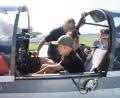 Bild: Gabi Schönberger
Pilot Josef Eger erklärt den wissbegierigen Kindern die Steuerelemente.