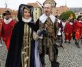 Bild: gjb
Herzog von Wallenstein mit seiner Gemahlin bei einem der bisherigen Auftritte auf dem Egerer Marktplatz.