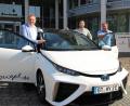 Bild: exb
Landrat Hermann Hübner (von links), Christof Ross von der Firma Engel, Bayreuth, und Peter Hübner, Fahrer des Landrats und zuständig für die Dienstautos des Landkreises, freuen sich über das neue Auto.