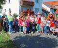 Bild: bsc
Die Vorsitzende der Frauen-Union, Klaudia Tretter (Zweite von links) bereitete mit (hinten, von rechts) Maria Dostler, Elke Härtl, Gabi Härtl und Elisabeth Mühlbauer, zahlreichen Kindern eine ganz besondere Freude. Sie zeigten den Kleinen wie es auf einem Bauernhof zugeht.