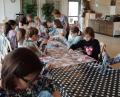 Bild: stn
Kids sind mit Feuereifer beim Basteln von Traumfängern.