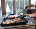 Bild: fsb
Leckere Salate am Büffet und feine Pizzen aus dem Ofen begeistern die Gäste am späten Nachmittag bei der „Italienischen Nacht“ des Sportvereins bis in die Abendstunden.