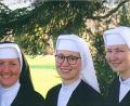 Bild: sck
Während einer Eucharistie mit dem Bamberger Erzbischof Ludwig Schick legen an diesem Dienstag sechs Frauen Gelübde im Orden der Schulschwestern ab. Es sind dies (von links) Schwester M. Alojsia Rötschke, Schwester M. Bernadette Wundlechner (beide zeitliche Profess), Schwester M. Ancilla Pitroff, Schwester M. Klarissa Hartmann (beide ewige Profess), Schwester M. Karla Hubert und Schwester M. Josefine Geray (beide zeitliche Profess).