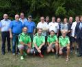 Bild: jr
Als souveräner Sieger beim Asphaltstockturnier des ESC Rieber Mitterteich ging das Team der Sportfreunde Kondrau (hockend) mit 19:1 Punkten hervor. Mit im Bild die Mannschaften des SV Steinmühle und des ESC Pleußen, die auf den Plätzen folgten. Es gratulierten Stadtsportverbandvorsitzender Peter Haibach und EC-Rieber-Vorsitzender Hans Schaumberger (von links) sowie Zweiter Bürgermeister Stefan Grillmeier (Zweiter von rechts) und Schiedsrichter Reinhard Jäger (Dritter von rechts).