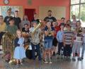 Bild: wro
Dass Musik Spaß macht, erlebten Falkenberger Mädchen und Jungen bei der klangreichen Unterrichtsstunde - zusammen mit den Musikern der Blaskapelle.