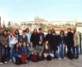 Bild: lg
Diese Schülergruppe nahm 2006 an der Schulpartnerschaft teil. Das Foto am Aufgang zur Karlsbrücke zeigt von rechts die betreuenden Lehrkräfte Ulrich Wohlgemuth, Christine Paschen und Erik Waengler. Im Hintergrund der Hradschin und der St.-Veits-Dom.
