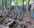 Bild: ow
Am unteren Ringwall liegt die erste Verteidigungsbefestigung. Dort haben die Archäologen ein sogenanntes Annäherungshindernis freigelegt. Grabungsleiter Hans Losert (Fünfter von links) berichtet, dass in diesem Bereich als zusätzlicher Schutz vor plündernden Reitern aus Ungarn Vulkansteine angehäuft wurden.