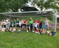 Bild: exb
Geschicklichkeit mit dem runden Leder konnten die Kinder beim „Tag des Fußballs“ beim TSV beweisen. Im Bild die Teilnehmer und Betreuer.