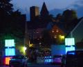 Bild: sl
Der Eingang zum Lichterfest und hier leuchteten die Wasserbehälter bunt