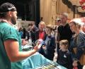 Bild: Karin Wilck
Ein Arzt demonstriert bei der vergangenen NOGEM einen minimal invasiven Eingriff. Die 2. Nordoberpfälzer Gesundheitsmesse (NOGEM) findet am Samstag und Sonntag, 28. und 29. September in der Weidener Max-Reger-Halle statt. Die NOGEM versteht sich als Messe für die ganze Familie, für Kinder und Jugendliche ist der Eintritt daher frei, Erwachsene zahlen drei Euro. Geöffnet ist an beiden Tagen jeweils von 10 bis 17 Uhr.