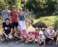 Bild: fsb
Die Mädchen und Jungen mit den Etzenrichter Kirwaleit' unter Leitung von Lena Roth (hinten, Dritte von links) vor dem Emu-Gehege.