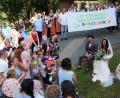 Bild: weu
Die Kleinen des Kindergartens „Marktzwerge“ überraschten das Brautpaar mit ihrem Auftritt. Die Gleiritscher Blaskapelle spielte ein Ständchen.