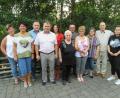 Bild: adj
Campingplatzbetreiber Hans Senft, Bürgermeister Karlheinz Budnik und Fremdenverkehrsreferentin Sandra Henkens (Dritter bis Fünfter von links) danken den Familien für ihre Treue zur Schweinmühle und Windischeschenbach.