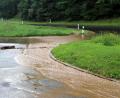 Bild: jma
Das Wasser schießt vom Torgrangen über die Stegenthumbacher Straße