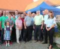 Bild: Susanne Forster
Jubilar Ludwig Gradl mit Ehefrau Maria (vorne, Mitte), seinen Enkelkindern Philipp (links), Dominik und Emma (vorne) sowie Bürgermeister Josef Schmidkonz (Vierter von rechts) und den Gratulanten.