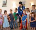 Bild: gi
Zauberer Franz aus Waldsassen begeisterte die Kinder beim Ferienprogramm-Beitrag der Moosbacher SPD.