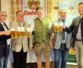 Bild: mab
Zweiter Bürgermeister Peter Neumeier, Bürgermeister Manfred Rodde, Festwirt Gerhard Böckl, Sebastian Ebnet, Michel Weiler von der Brauerei und Josef Ebnet (von links) stoßen auf ein zünftiges Kirchweihwochenende an.