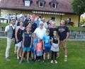 Bild: hme
Toni Kellermann (vorne, Mitte) hat am Dienstag im Kreis seiner Familie und mit vielen Vereinsvertretern vor "seinem" Sportheim in Neudorf 70. Geburtstag gefeiert.