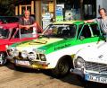 Bild: ld
Immer wieder treffen sich Oldtimer-Freunde bei Helmut Burner; derzeit auch, um die Autos für die Ausfahrt fit zu machen wie Manfred Köstler mit seinem blitzblank geputzten gelben Opel Ascona A oder Roland Herold mit seinem stolzen weißen Triumph 4. Links Fahrtleiter Helmut Burner mit seinem roten NSU Prinz.