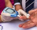 Bild: Jens Büttner/dpa
Regelmäßige Blutzuckertests sind ratsam: Fahren Diabetiker mit akutem Unterzucker Auto und verursachen einen Unfall, können sie unter Umständen zur Rechenschaft gezogen werden.