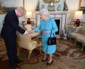 Bild: Victoria Jones/PA Wire/dpa
Königin Elizabeth II. von Großbritannien begrüßt im Juli 2019 Boris Johnson bei dessen Ankunft am Buckingham-Palast, wo die Queen Johnson zum neuen Premierminister Großbritanniens ernannt hat.