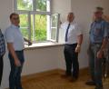 Bild: jr
Pfarrer Anton Witt, Kirchenpfleger Wolfgang Kreger, Bürgermeister Johann Burger und Gemeinderat Alois Männer (von links) informierten über den Austausch der Fenster im Pfarr- und Jugendheim Leonberg.