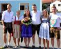 Bild: es
Manuel Bodensteiner (Vierter von links) dankt Tanzlehrerin Veronika Rupprecht und Josef Schärtl (rechts).